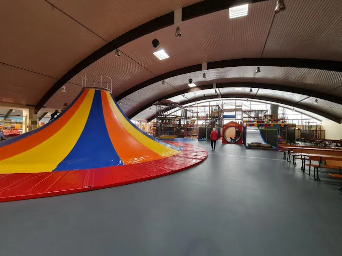 Trampoline Trier Xxxl Indoor-freizeitpark Für Die Ganze Familie!