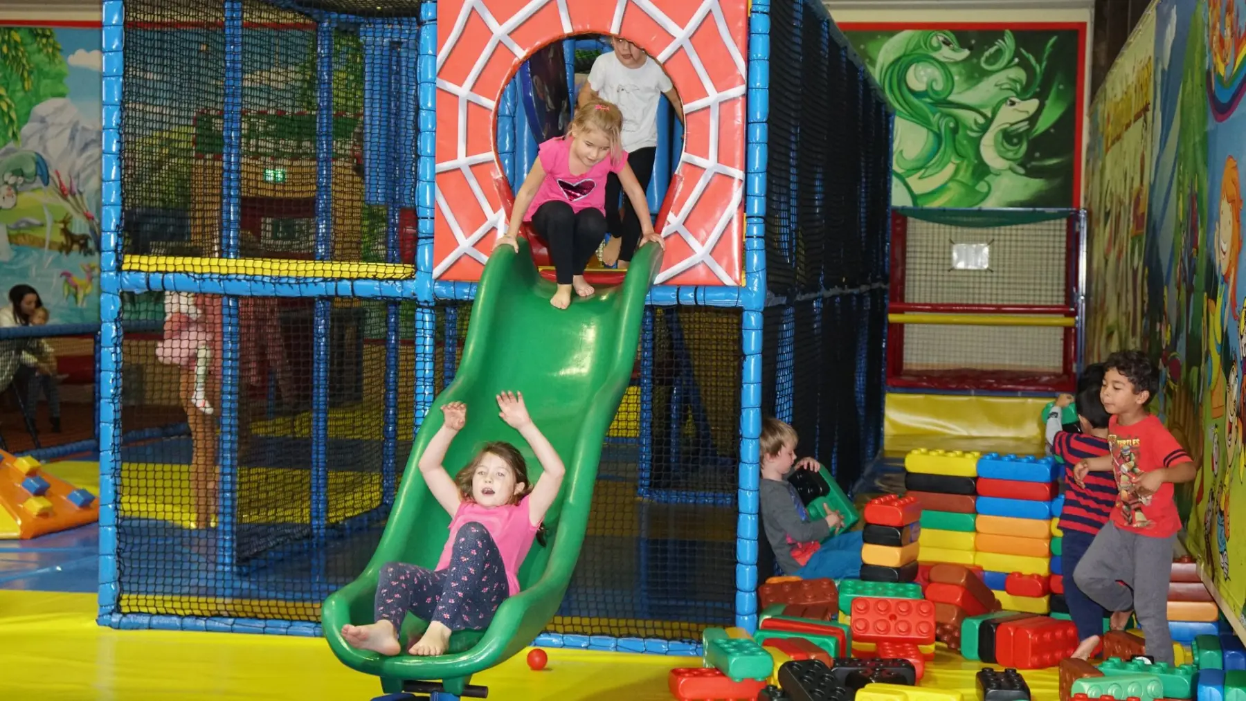 Kinderrutschen im Indoor-Freizeitpark Trampolin Trier XXXL für die ganze Familie!